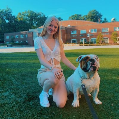 Kelly Grace Richardson with her Old English Bulldog. Image Source: Inatagram thekellygrace